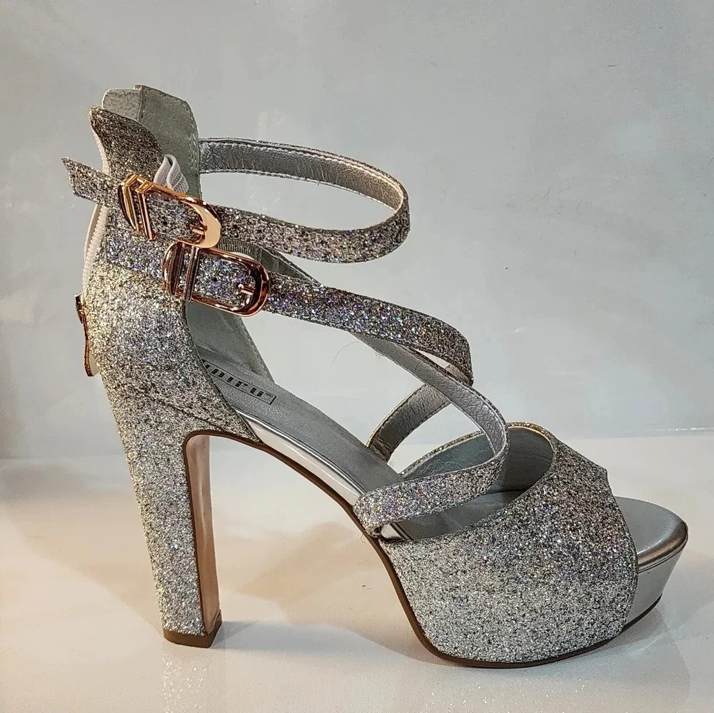 IDIFU silver glitter platform heels with a peep toe design Size 8.5 Like new